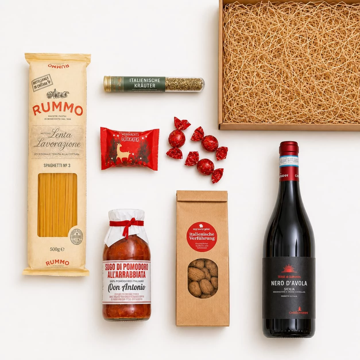 Inhalt des italienischen Weihnachtsgeschenks: Nero d’Avola, Rummo Spaghetti, Arrabbiata-Sugo, Tiramisu-Mandeln und Glückskeks
