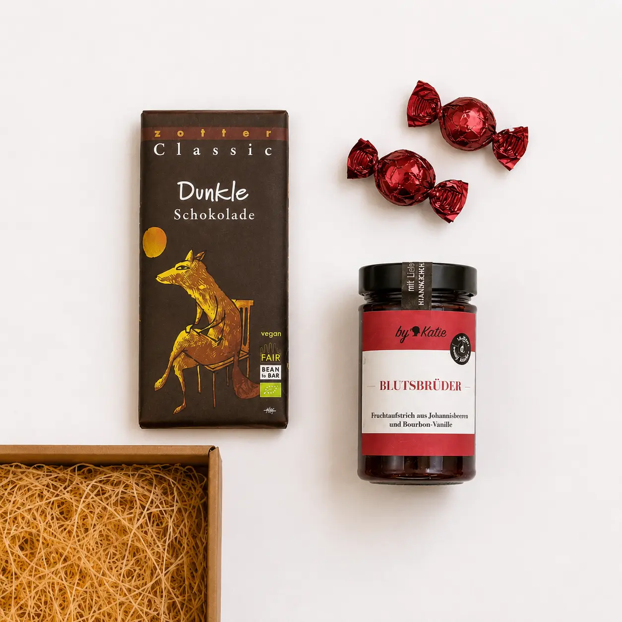 Zotter-Schokolade, Johannisbeer-Fruchtaufstrich und Pralinen als Wichtelgeschenk