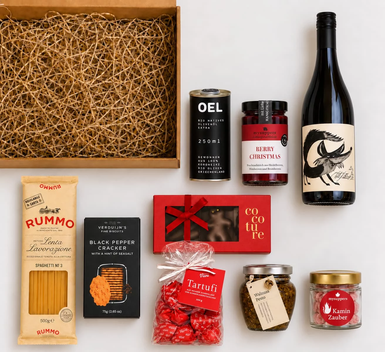 Inhalt von Grande Genuss: Grüner Veltliner Der pfiffige Fuchs, Rummo Spaghetti, Walnusspesto, Olivenöl, Black Pepper Cracker, Tartufi, Marzipanfiguren und Kaminzauber-Bonbons