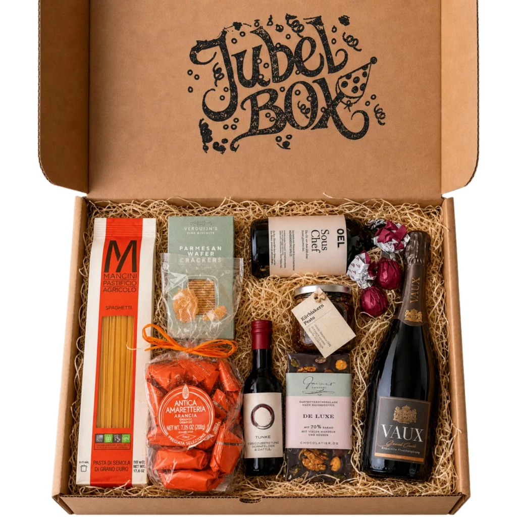 Luxus Geschenkbox mit Sekt & Feinkost – Glücksbox Deluxe — Hochzeits-Präsentkorb von Mysupper