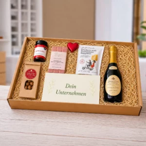 Geschenkbox von mysupper mit Crémant, Parmigiano-Crackern, Himbeerschokolade und einer Karte mit der Aufschrift Dein Unternehmen